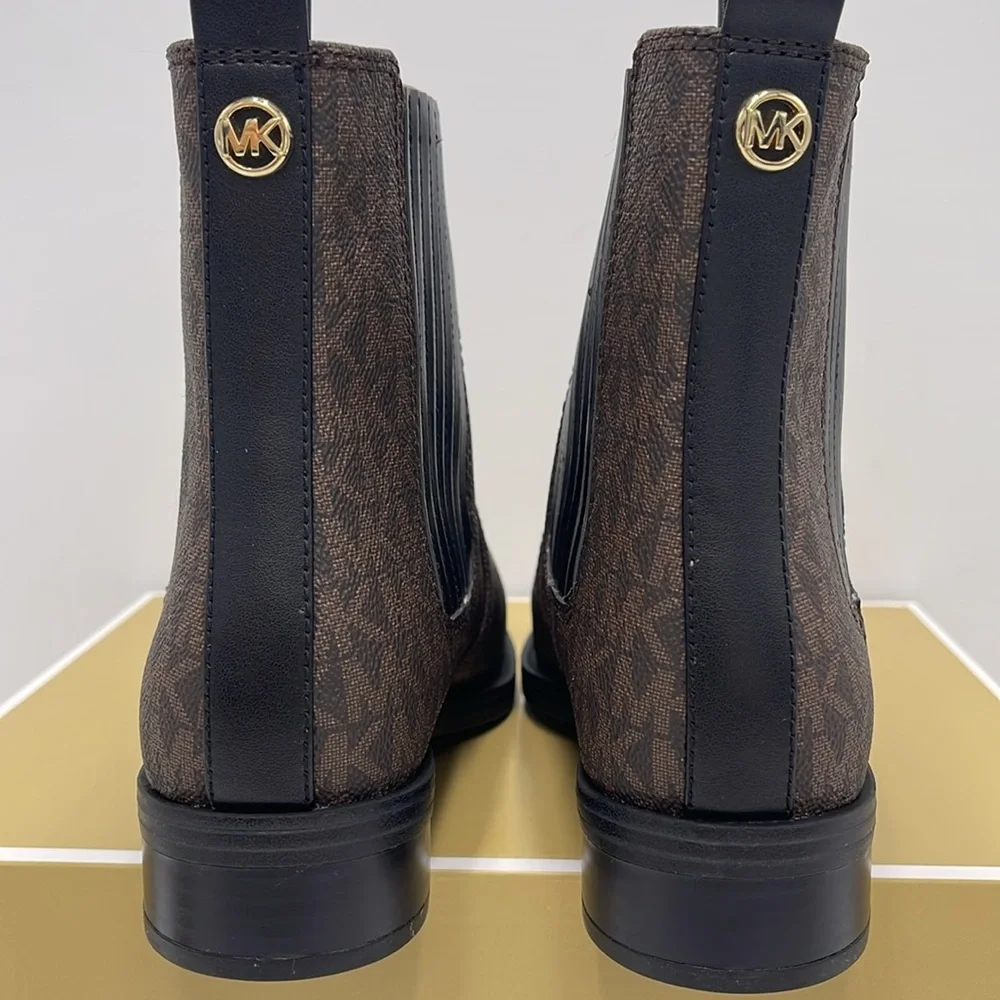 Michael Kors ELLA FLAT BOOTIE MK SIG SM
49F4ELFE5B
BROWN - Picture 13 of 16